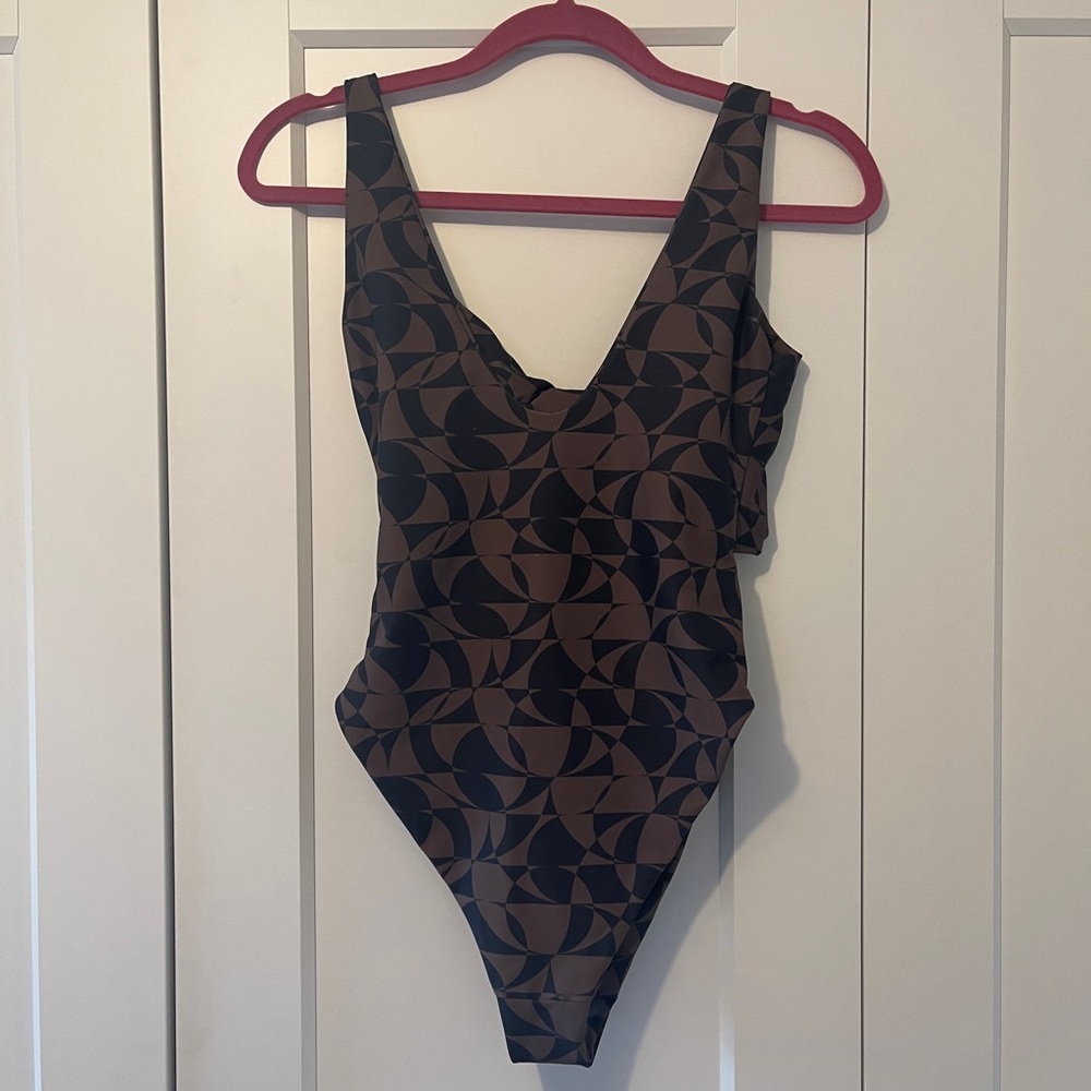 NWOT Skatie Chloe Twisted Front One Piece - Honolulu Print - Medium